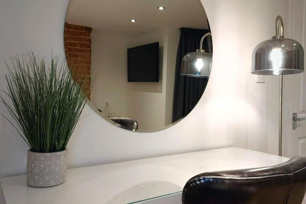 Stylish Apartment In City Centre With Parking Preston  Ngoại thất bức ảnh
